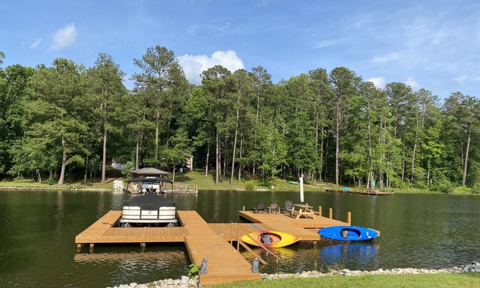 Milledgeville House | Quiet Cove 4 Bedroom Lake Retreat, Large Dock & Fire Pit 🎣⛵️☀️