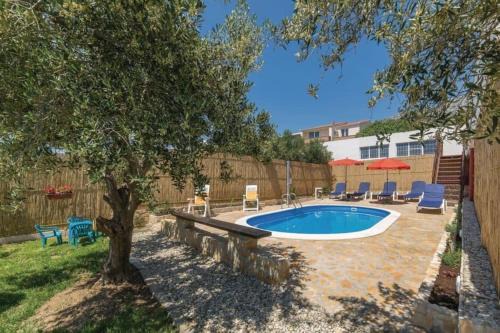 Kastel Sucurac Apartment | Quiet cozy apartment with pool
