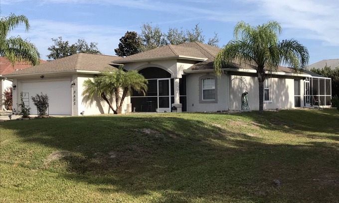 North Port House | Quiet, Cozy, Bungalow with a Pool. Near Venice Beach and Warm Mineral Springs
