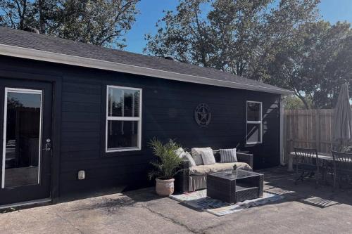 Manvel House | Quiet, Cozy Guesthouse with privacy