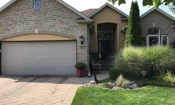 London House | Quiet Cozy Luxury Riverview with Hot Tub