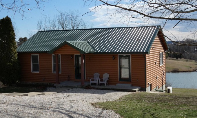 Paoli Cabin | Quiet, Cozy Paoli Cabin Overlooking a Nice Pond