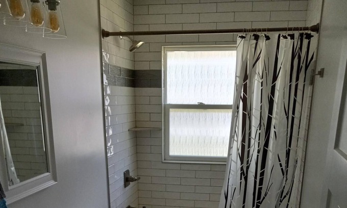 Green Lake Cottage | Quiet cul-de-sac walk to lake/bike to town