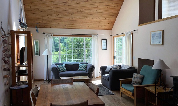 Yachats House | Quiet, easy walk to town or beach. Family and pet friendly