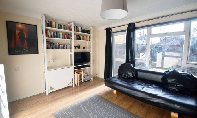 St. Dunstan's House | Quiet, Family-friendly 1br House, free parking available - East London