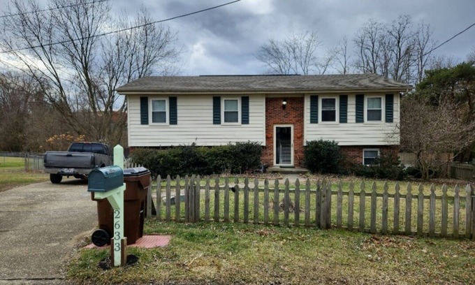 Burlington House | Quiet fenced in bi-level home on a cul-de-sac street.
