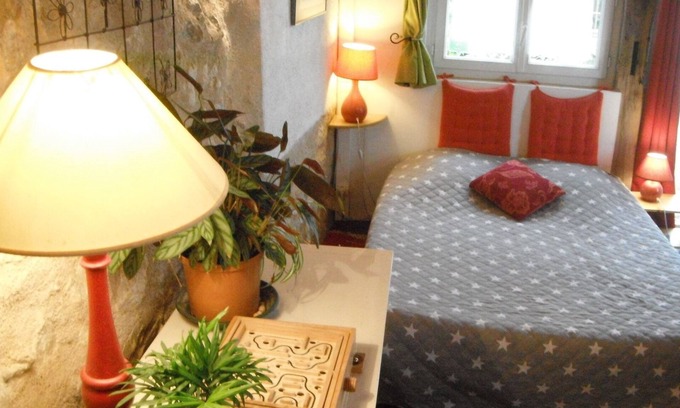 Chauvigny Bed & Breakfast | Quiet garden facing the castles for your stay in the Pays du Futuroscope