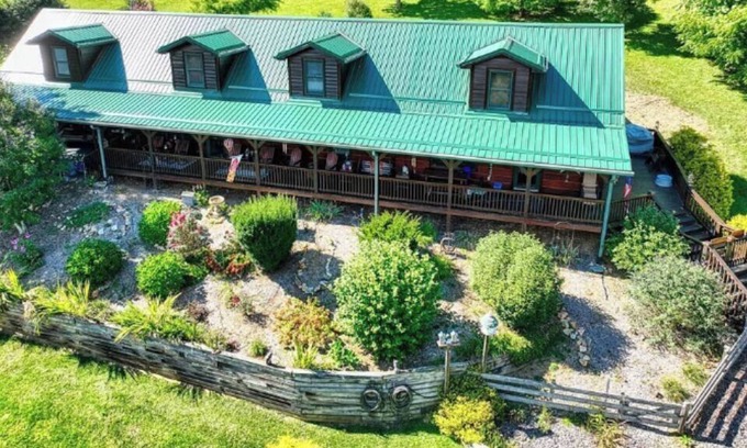 Creston House | Quiet Getaway Near Tweetsie Railroad High Gravity Adventure Park