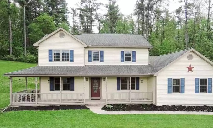 Fleming House | Quiet Hilltop Manor Minutes from PSU/Airport