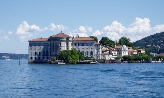 Brezzo di Bedero Condo | Quiet holiday resort, fantastic lake views, solar heated pool, WiFi