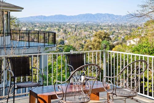Studio City House | Quiet Home with Spectacular Scenic Mountain Views near Universal Studios Hollywood