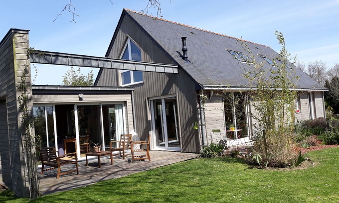 Surzur House | Quiet house, 15mn from the sea, paths, garden, Aquagolfe 2 kms