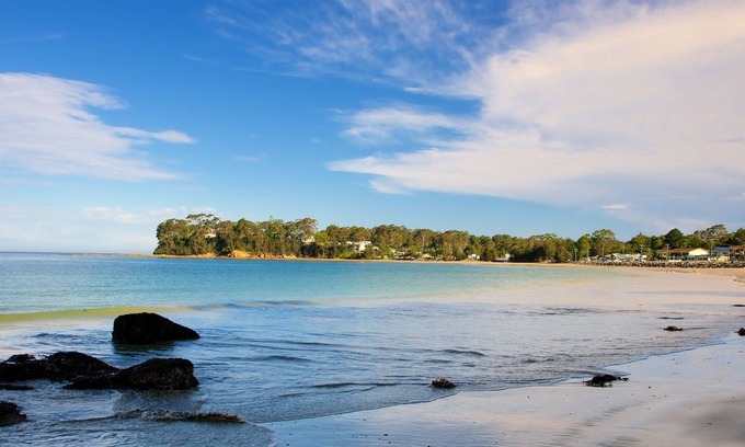 Batehaven House | Quiet House, amongst spotted gum trees, just minutes from beaches & shops.