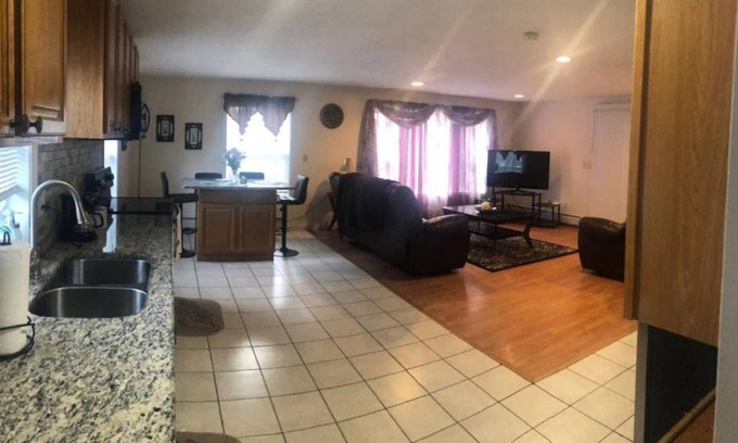 Londonderry House | Quiet house mins away from the Airport and Hwy 93