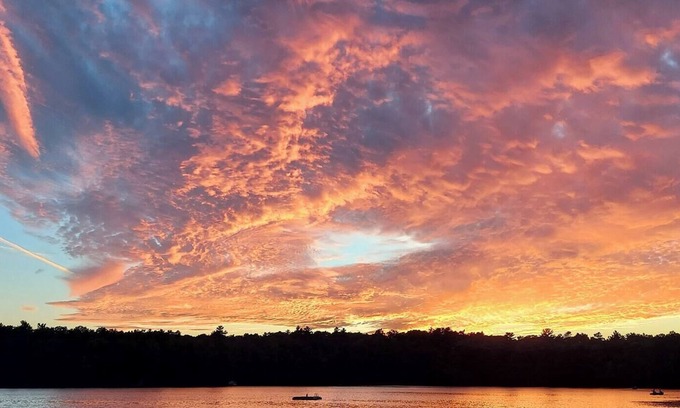 Twin Lake Cottage | Quiet lake house on private all-sports Clear Lake, perfect for families.