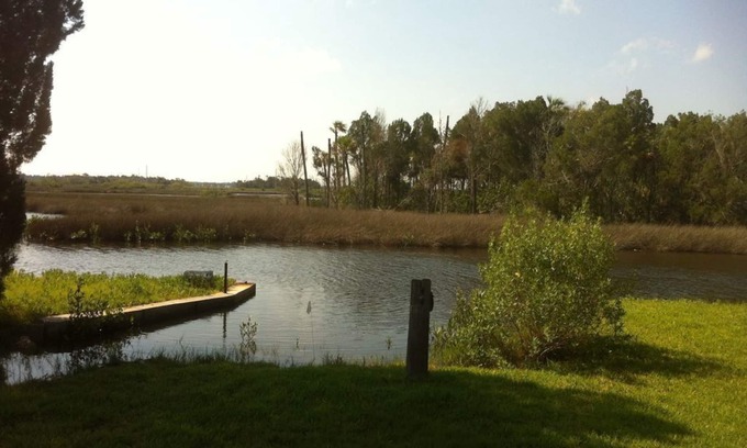 Crystal River Cottage | Quiet little cottage on the water.