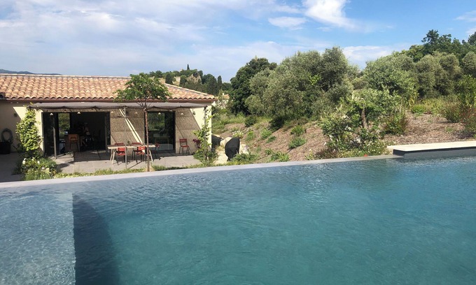 Alleins House | Quiet modern house, infinity pool, near Luberon, Avignon and Aix