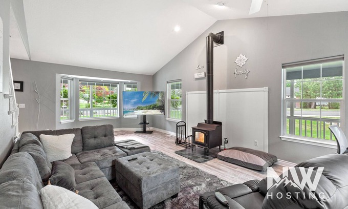 Coeur d'Alene House | Quiet Neighborhood Retreat—Huge Corner Lot, Sauna, & Covered BBQ Area for Outdoor Fun!
