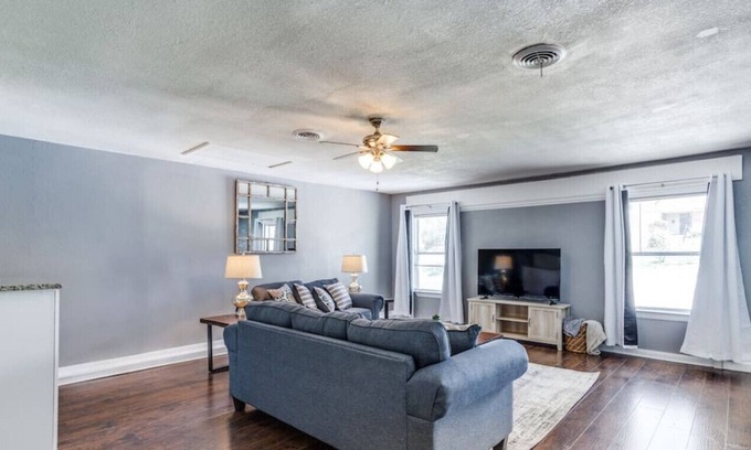 Dallas House | Quiet neighborhood living. Downtown minutes away