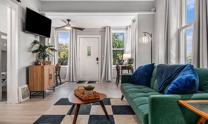 Omaha House | Quiet nestled home located 1 mile from the world famous Henry Doorley Zoo.
