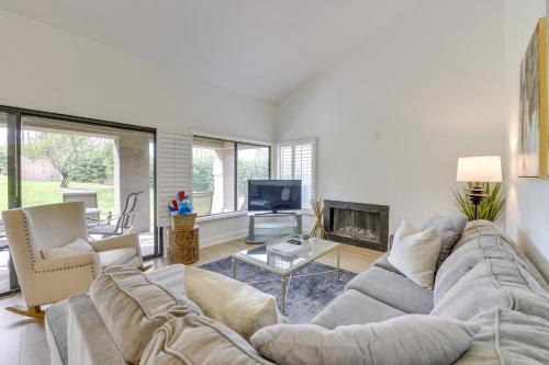 Palm Desert Apartment | Quiet Palm Desert Condo Workspace and Pool Access!