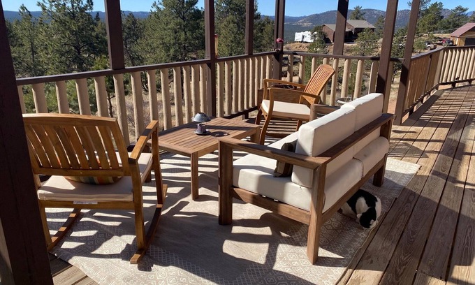 Florissant House | Quiet, Private Apartment on 1st Floor of House- Amazing Views of Pikes Peak