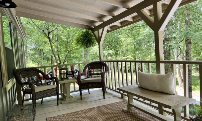 Clarkesville Cabin | Quiet private cottage situated on 3 acres with 2 creeks running through it