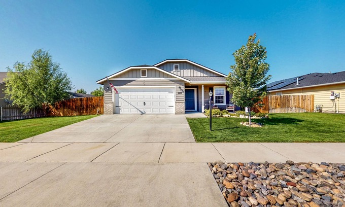 Middleton House | Quiet Ranch-Style Home with Fenced Yard, Gas Grill, Firepit & Fireplace