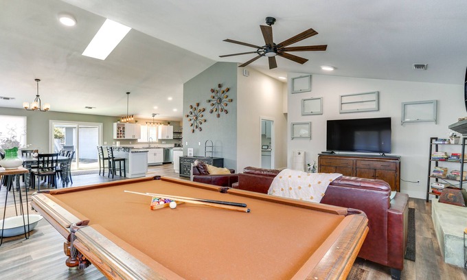 Redding House | Quiet Redding Getaway ~ 7 Mi to Downtown!