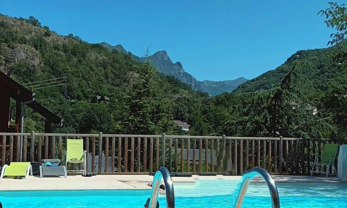 Ax-les-Thermes Apartment | Quiet residence with Ax-les-Thermes swimming pool. Pets allowed