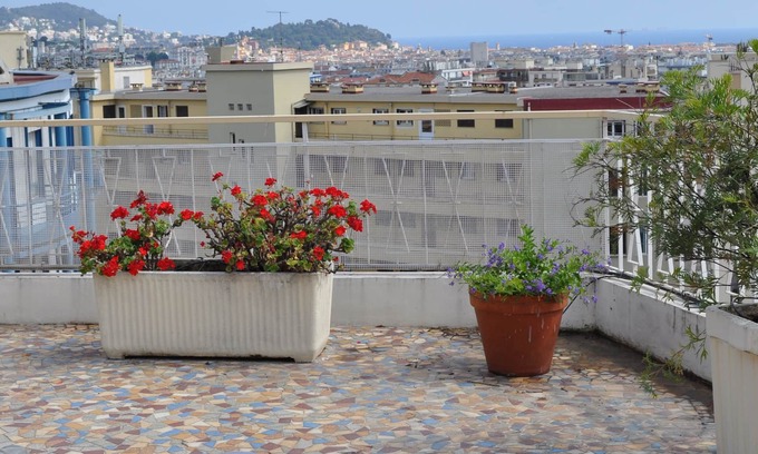 Saint-Sylvestre Apartment | Quiet rooftop villa 2 min walk from the tram stop