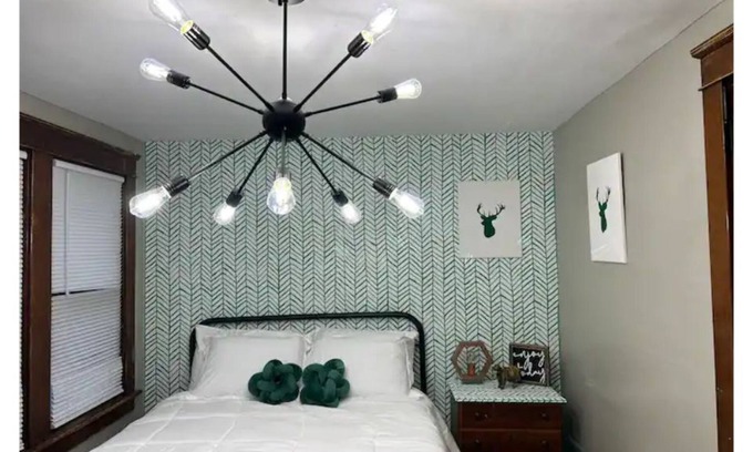 Warren Apartment | Quiet room a block from Trumbull