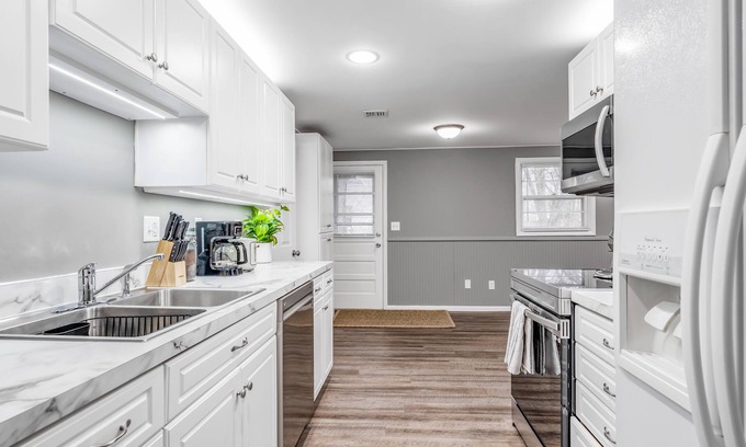 Fort Wayne House | Quiet & Safe Area 3BR K&Q Beds Entire Home Full Kitchen Free Coffee Wifi