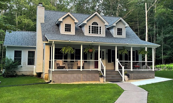 White Haven House | Quiet secluded house in the woods with a pond view
