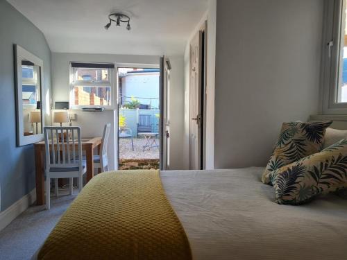 Exeter Apartment | Quiet self contained studio flat near town centre and university