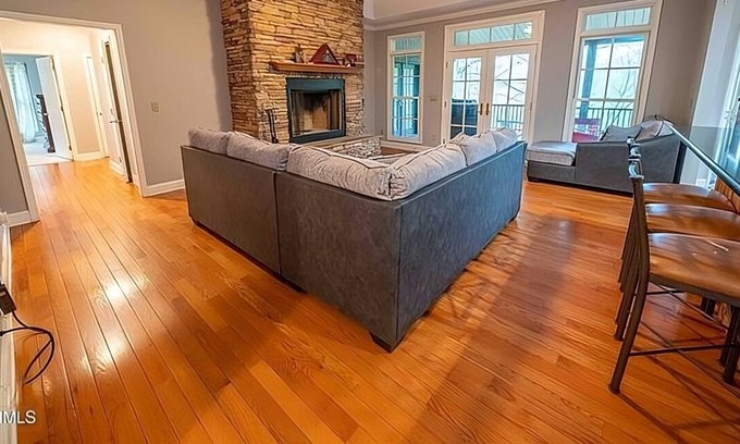 Walland House | Quiet Side Of The Smokey's (Upstairs unit)