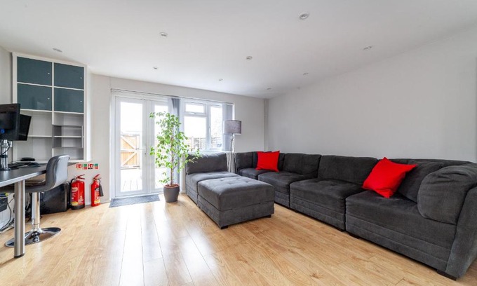 Edmonton Apartment | Quiet & Spacious 2BR Flat wGarden near Edmonton