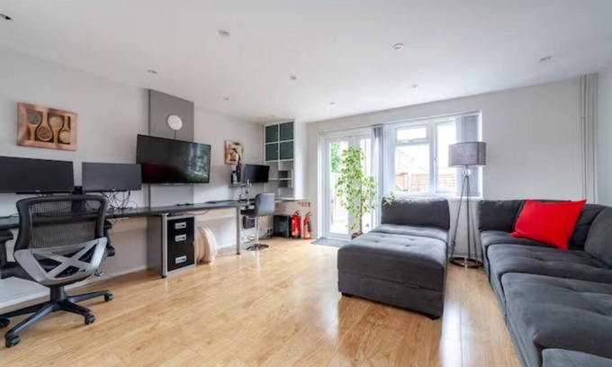 Edmonton Apartment | Quiet & Spacious 2BR Flat w/Garden near Edmonton