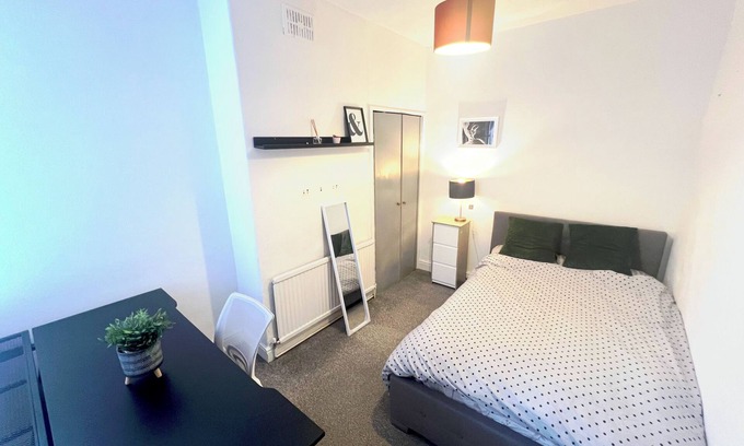 Salford House | Quiet spacious room in Salford-Samson PLAB