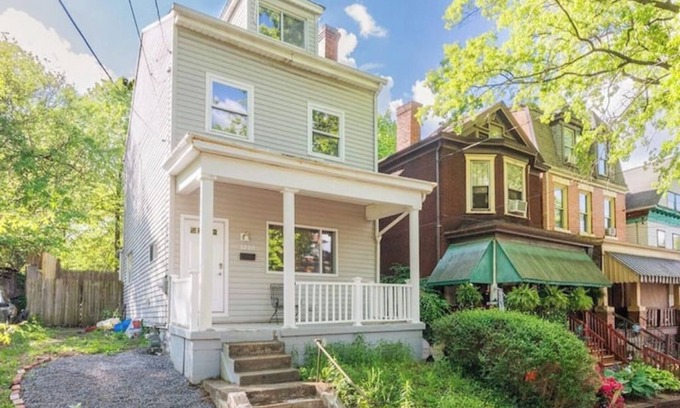 Brighton Heights House | Quiet Street/Minutes to Stadiums