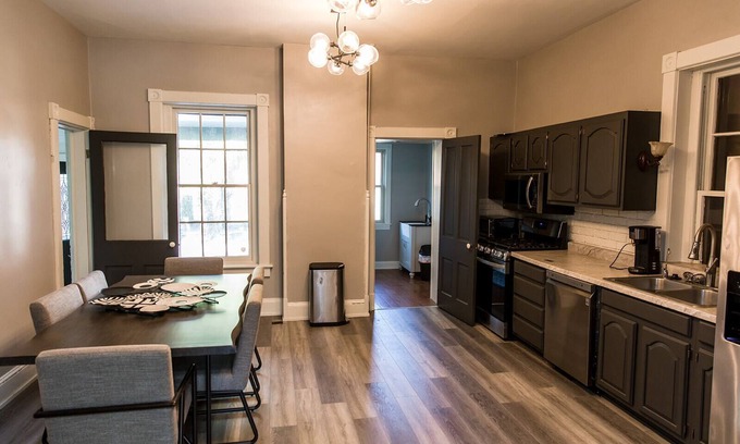 Chillicothe House | ❤️Quiet, Upscale, 5 Bedroom, Walk to Downtown❤️
