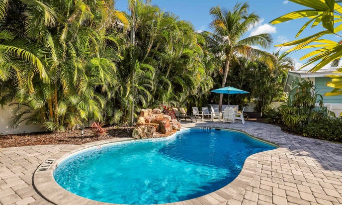 Ilexhurst House | Quiet Villa, Steps to Beach! Close To Trolley Stop and Shopping! - Sea Glass Vil