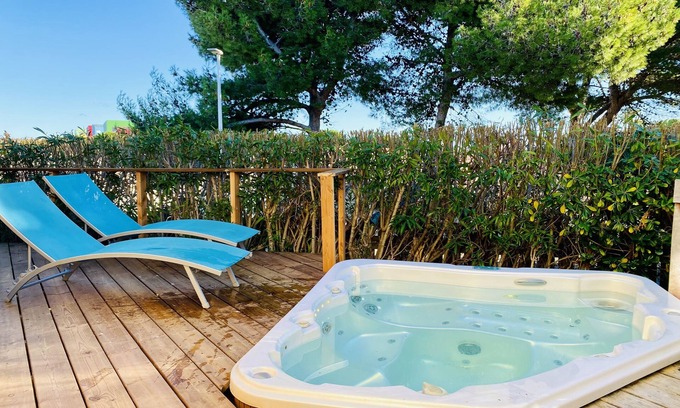Gruissan Villa | Quiet Villa with SPA, Pool, Gardens, WiFi, AirCo, beach at 600m