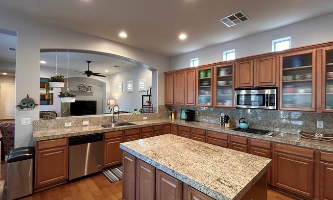 Litchfield Park House | quiet , walkable neighborhood near Wigwam resort