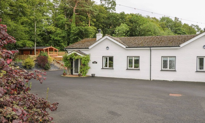 Coleraine Cottage | QUIET WATERS COTTAGE, pet friendly, with a garden in Coleraine