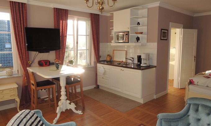 Ostseebad Prerow Apartment | Quiet, WLAN, garden, forest, path to the west beach, gr. Parking lot, suitcase carrier b. Bd.