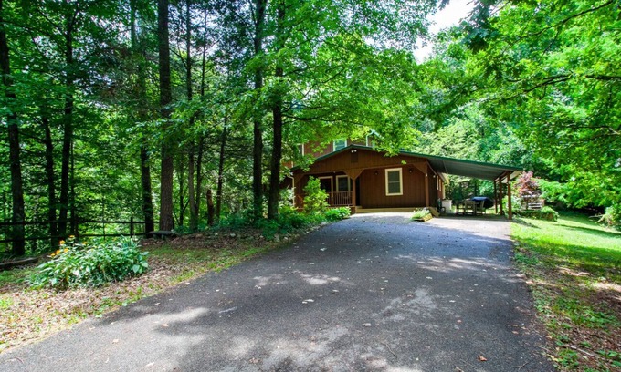 Walland Cabin | Quietside Cabin: Sunroom, Fire Pit, Theater Den, & Stunning Views