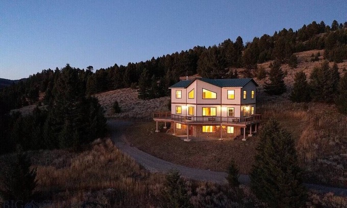 Bozeman Ski Chalet | Quinn Creek Chalet: Luxury & Privacy on 12 Acres. Sleeps 12!