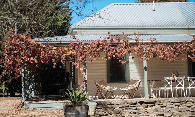 Mansfield House | Quintessential Australian homestead via Mansfield. Free wifi & private garden