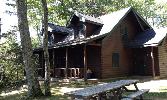 Lincolnville Cabin | QUINTESSENTIAL MAINE LOG CABIN SET ON GORGEOUS LAKE